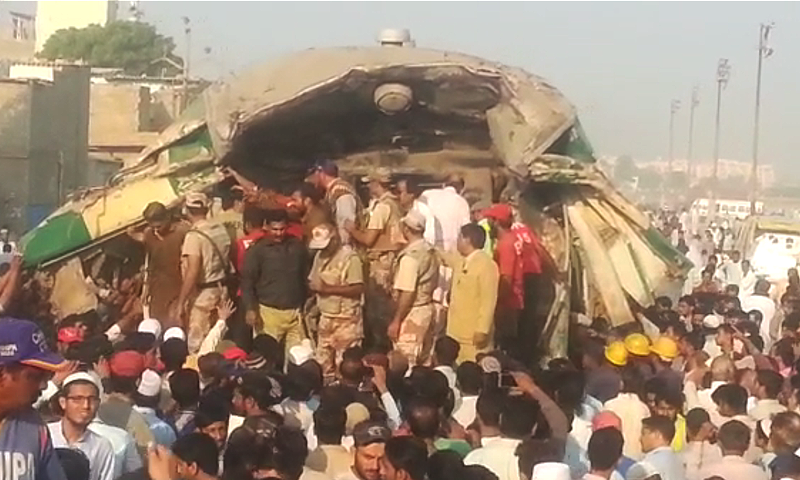 17peoplekilledastrainscollidenearkarachi